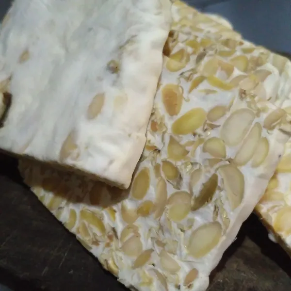 Potong-potong tempe.