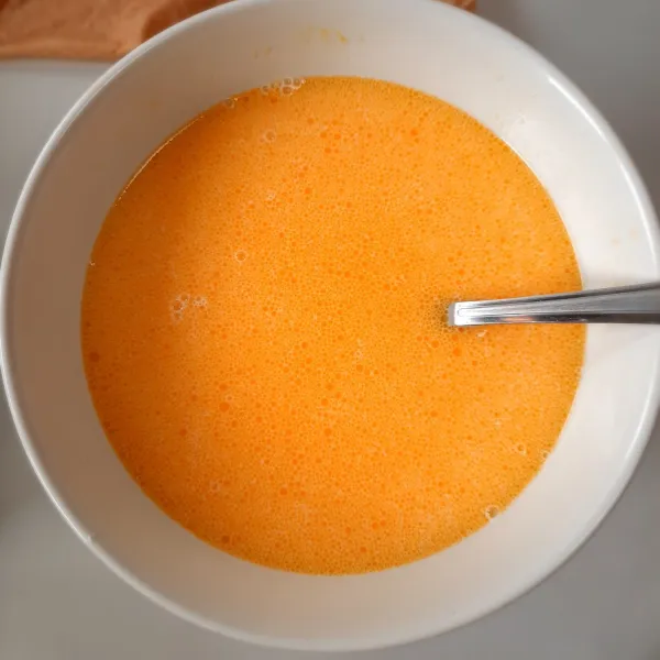 Adonan basah: campur susu, telur, dan mentega cair. Kocok dengan garpu/whisk hingga tercampur rata.