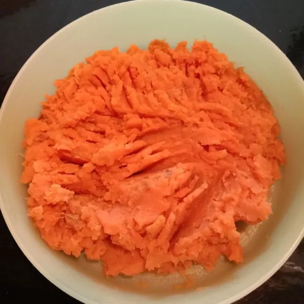 Cuci bersih ubi (ubi bisa warna apa saja) kemudian potong-potong, kukus hingga ubi empuk dan matang lalu selagi panas haluskan ubi menggunakan garpu.