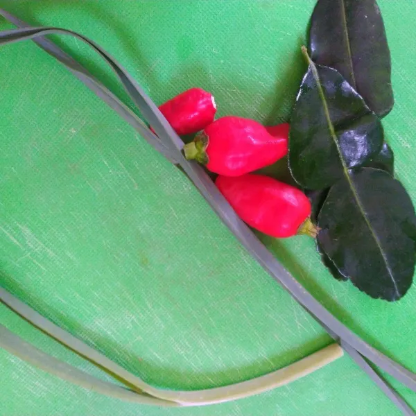 Daun jeruk, cabe, daun bawang iris tipis-tipis.