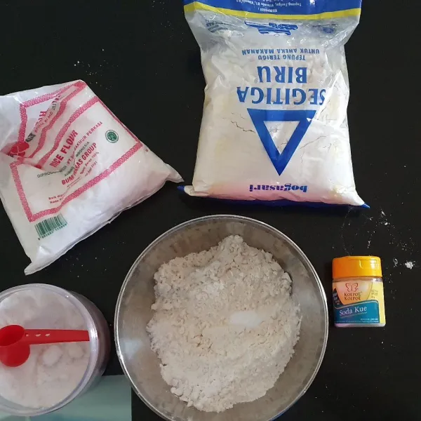 Siapkan bahan tepung (tepung terigu, tepung beras, garam, baking soda) dan aduk hingga merata.