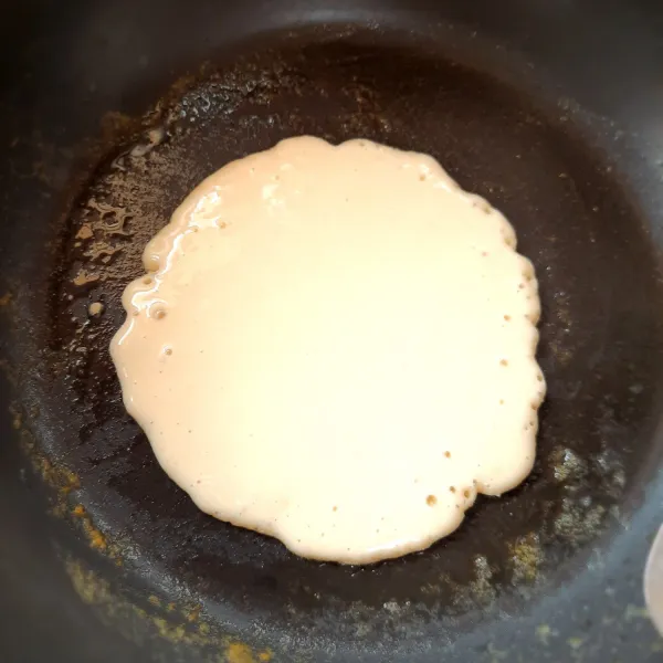 Panaskan teflon dengan mentega, jika sudah panas masukkan adonan dan masak adonan hingga timbul gelembung di permukaannya.