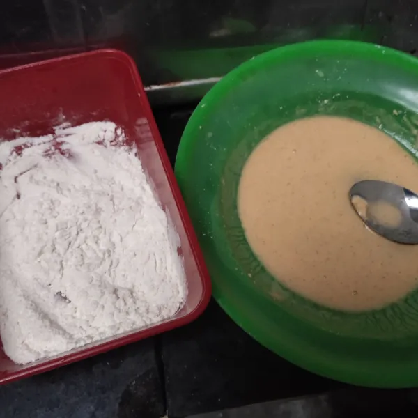 Siapkan adonan tepung serbaguna basah dan kering.