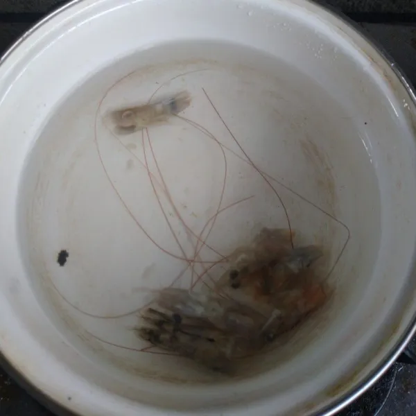 Ambil kepala udang lalu rebus untuk kaldu (enaknya udang ada dibagian kepalanya).