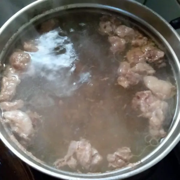 Cuci bersih daging kemudian rebus hingga empuk,  buang busa dan kotoran yang mengapung.