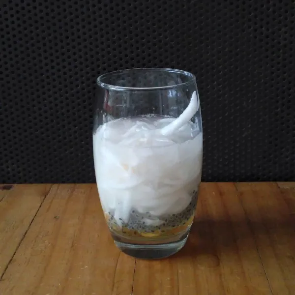Masukkan kelapa muda beserta airnya.