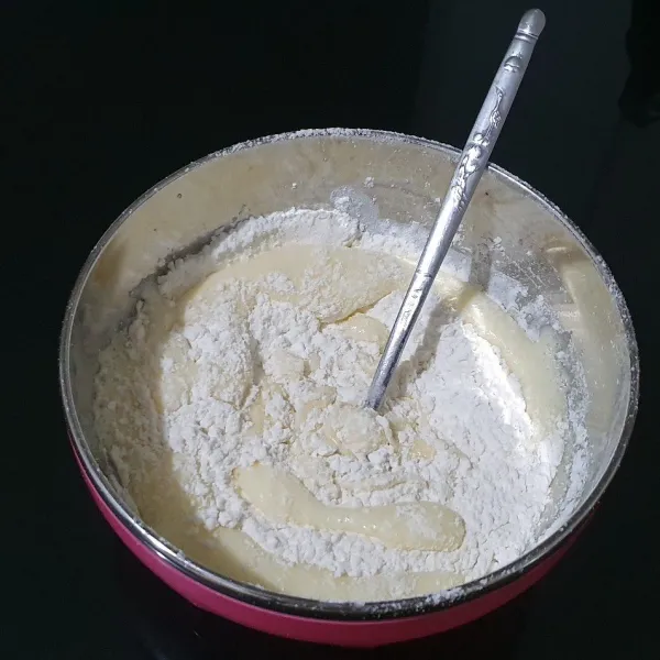 Masukan tepung terigu, baking powder, dan garam sambil di ayak.