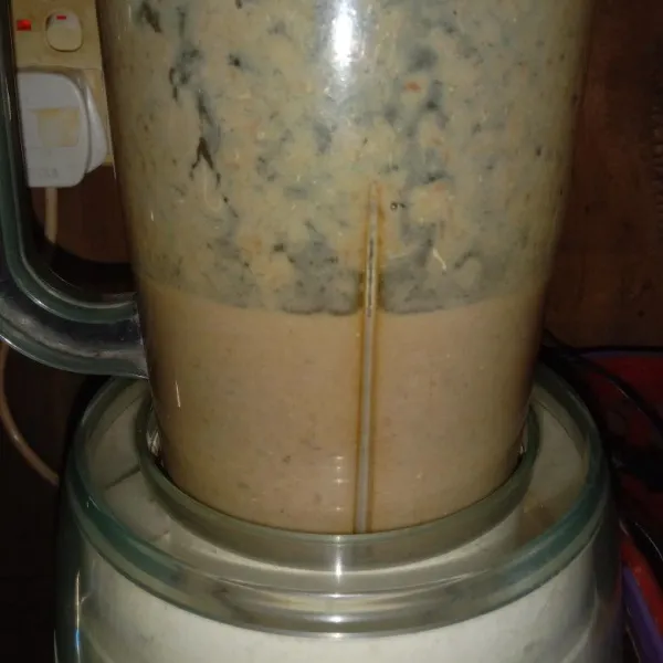 Kemudian blender hingga tekstur ikan menjadi halus.