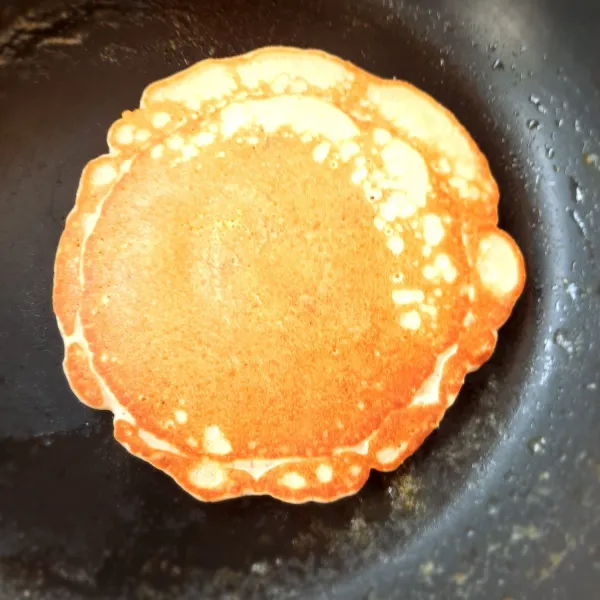Jika timbul gelembung-gelembung di permukaan, balik pancake dan masak sampai sisi baliknya warna kecokelatan.