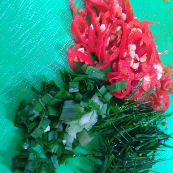 Campurkan ke adonan tepung lalu tambahkan tempe lalu goreng.