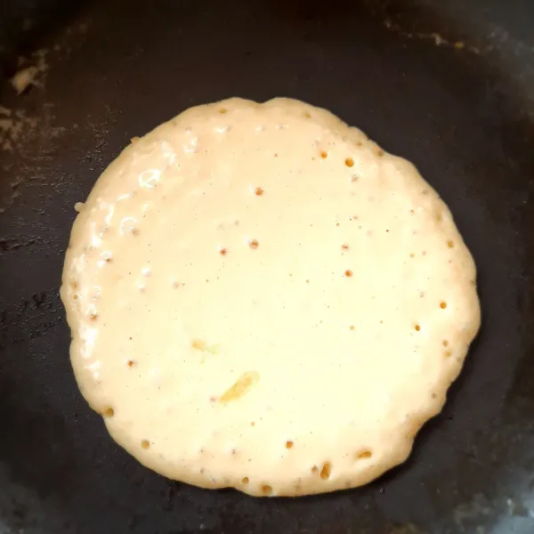 Panaskan teflon dengan mentega, jika sudah panas masukkan adonan dan masak adonan hingga timbul gelembung dipermukaannya.