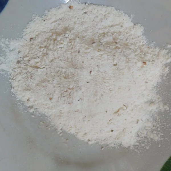 Siapkan wadah lalu campur semua tepung dengan ketumbar bubuk dan garam secukupnya.