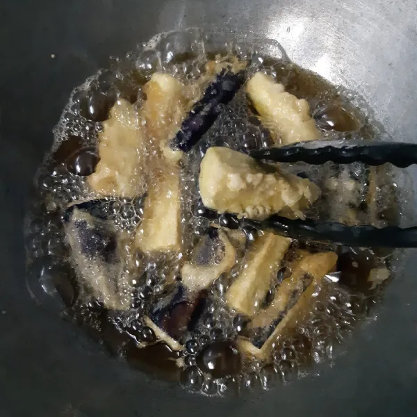 Panaskan minyak goreng, lalu masukkan terong yang sudah du baluri tepung tadi, goreng hingga garing dan berwarna kecoklatan.