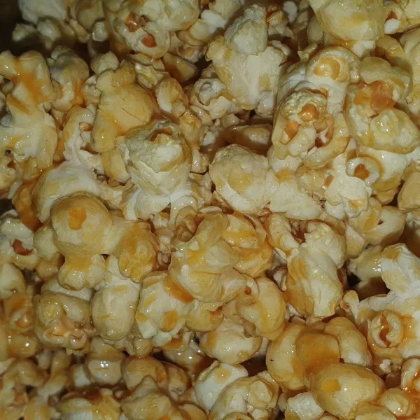 Popcorn siap disajikan.