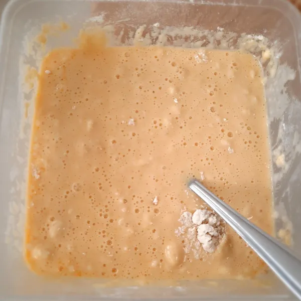 Dengan saringan campur adonan basah ke adonan kering. Lalu kocok dengan garpu/whisk hingga tidak ada gumpalan tepung dan adonan smooth.