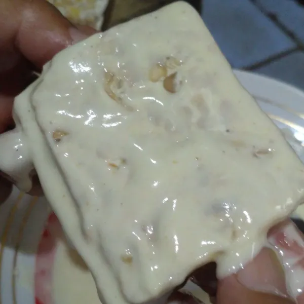 Tutup dengan tempe lagi, lalu balut dengan adonan tepung.