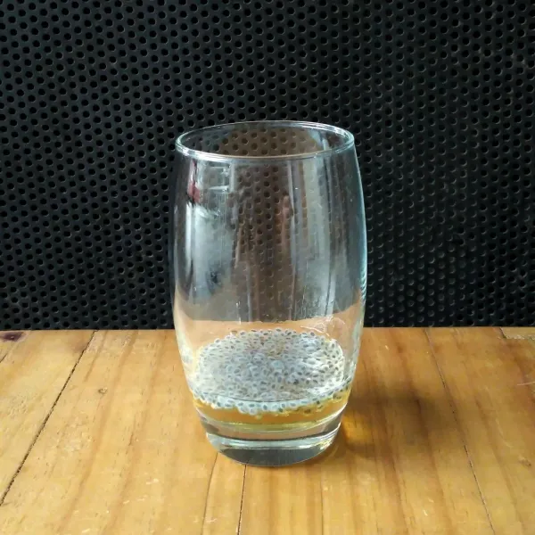Tambahkan biji selasih.