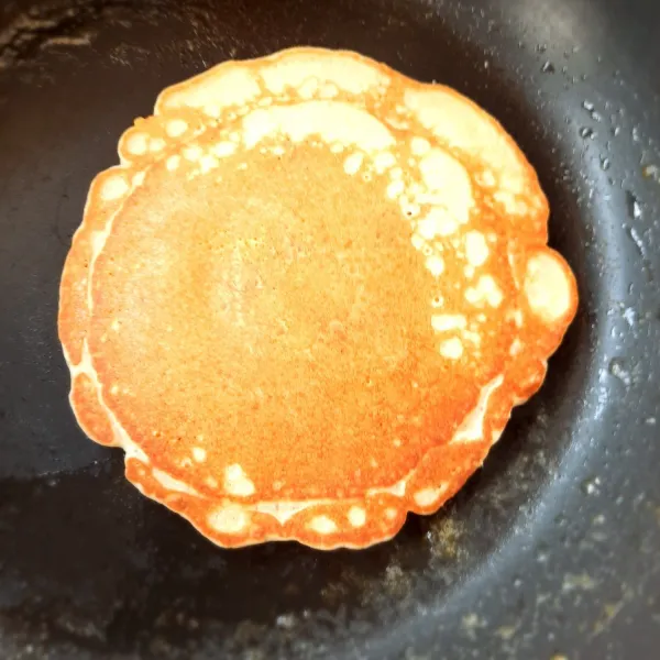 Jika timbul gelembung-gelembung dipermukaan balik pancake dan masak sampai sisi baliknya warna kecokelatan.