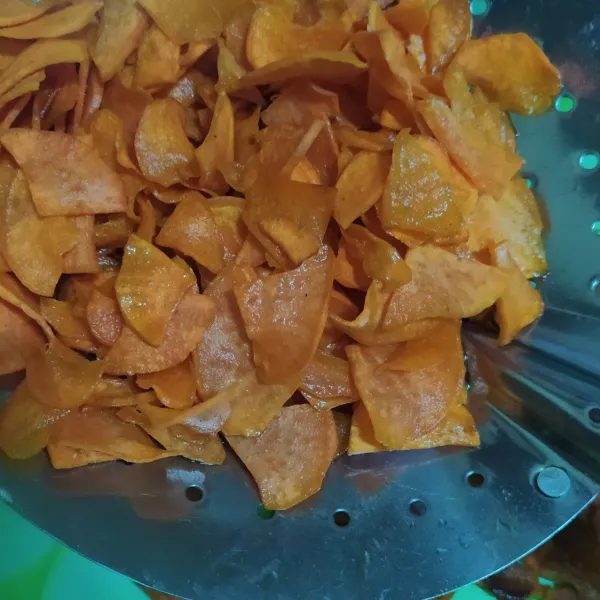 Kupas ubi lalu iris tipis, goreng sampai renyah.