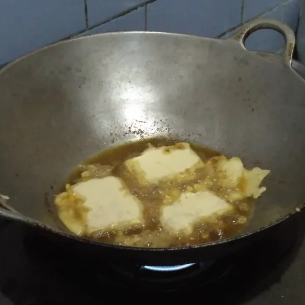 Goreng tempe sampai matang.
