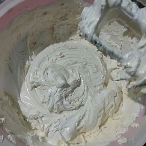 Mixer campuran telur, gula, SP, baking powder, garam dan vanili, hingga mengembang dan berubah warna putih, gula tidak terasa bergerindil. Tambahkan bahan kering sedikit demi sedikit mixed kecepatan rendah asal rata.