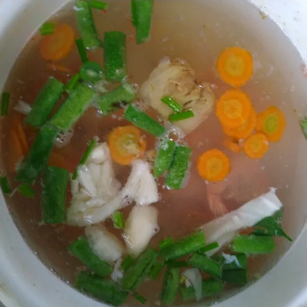 Masukkan wortel terlebih dahulu lalu kentang hingga mendidih, lalu masukkan kol, udang dan beri bumbu garam dan merica bubuk, cek rasa, lalu sajikan.