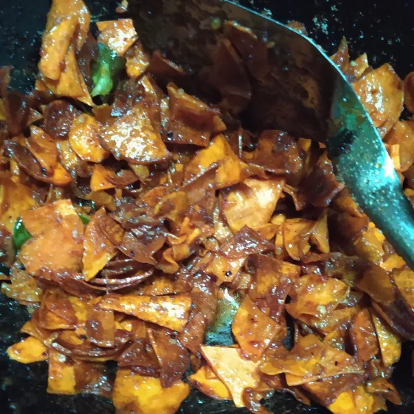 Masukkan ubi aduk sampai rata, segera angkat.