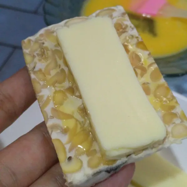 Beri potongan keju quickmelt.