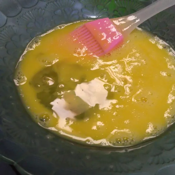Kocok lepas telur.