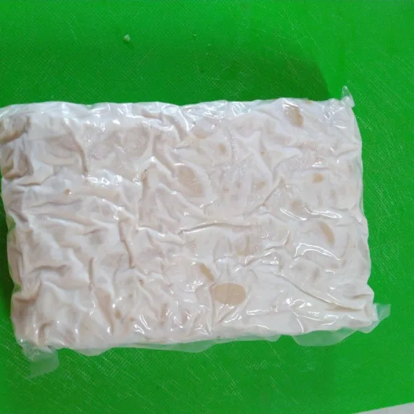 Potong tempe sesuai selera.