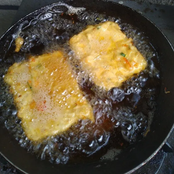 Goreng hingga kecoklatan, lalu angkat.
