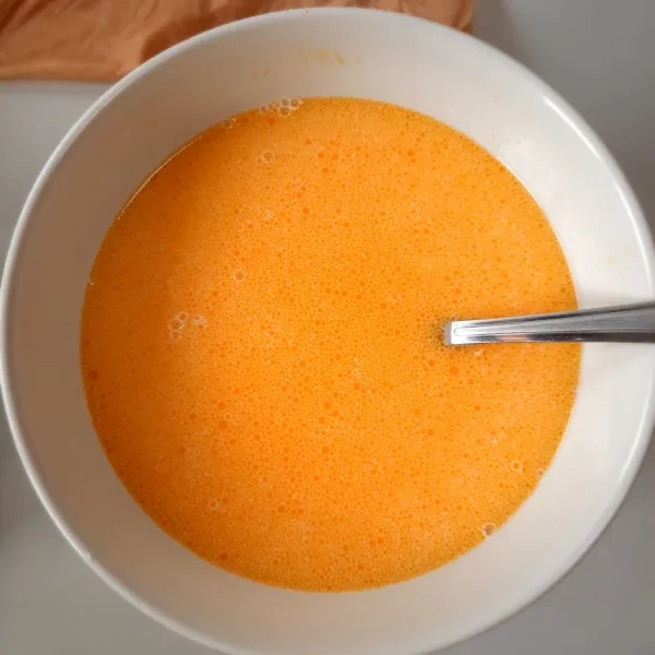 Adonan basah: campur susu, telur, dan mentega cair dan kocok dengan garpu/whisk hingga tercampur rata.