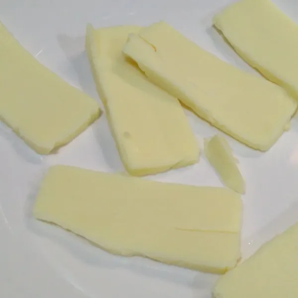 Potong-potong keju quickmelt.