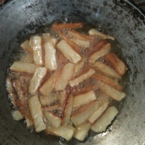 Siapkan wajan dengan minyak goreng panas, goreng singkong hingga matang kecokelatan, angkat dan tiriskan biarkan hingga dingin.