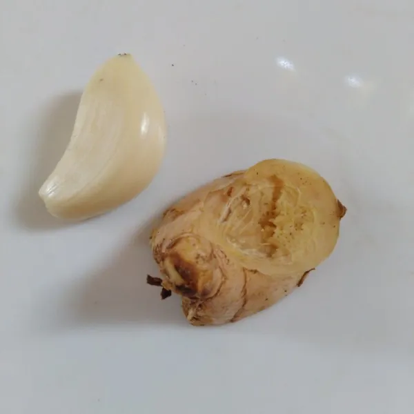 Bawang putih dan jahe geprek, masukkan ke kaldu udang,