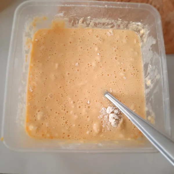 Dengan saringan campur adonan basah ke adonan kering. Lalu kocok dengan garpu/whisk hingga tidak ada gumpalan tepung dan adonan smooth.