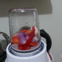 Haluskan bumbu (5 siung bawang putih, 3 buah cabe keriting, 5 siung bawang merah, 3 buah cabe rawit)
