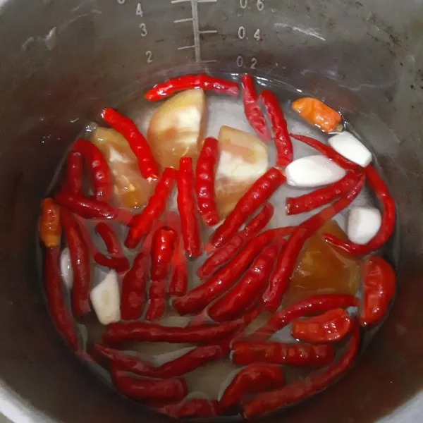 Rebus cabe merah keriting, bawang putih dan tomat.
