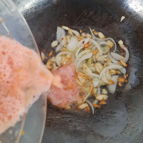 Masukkan tomat yang sudah di blender hingga tomat setengah matang dan mendidih.