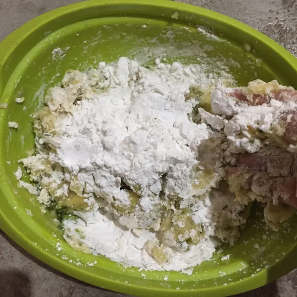 Masukan tepung tapioka, uleni dengan tangan sampai tercampur rata saja, kemudian bulatkan cilok sesuai selera.