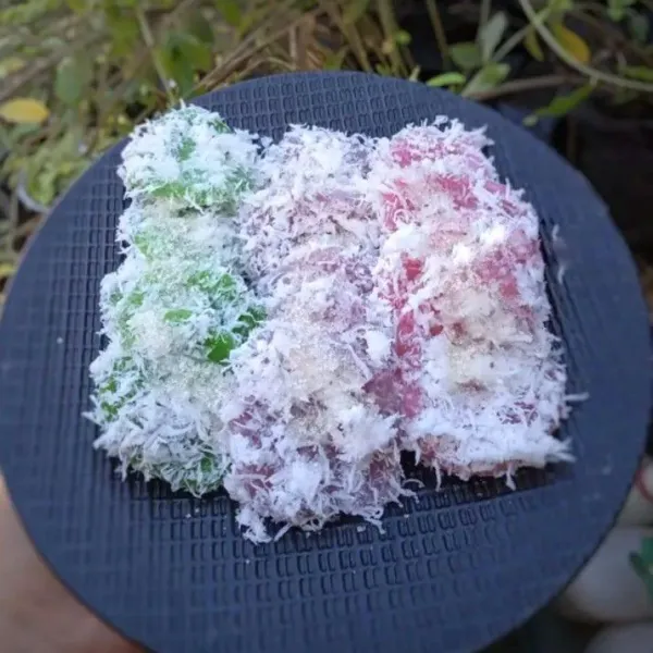 Penyajian : Tata cenil yang sudah terbalut kelapa, taburi dengan gula pasir. Siap disajikan.
