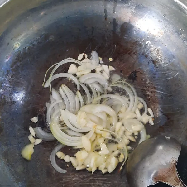 Tumis bawang putih yang sudah di haluskan dan bawang bombay dengan margarin hingga wangi.