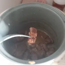 Rebus daging hingga air menyusut dan daging empuk.