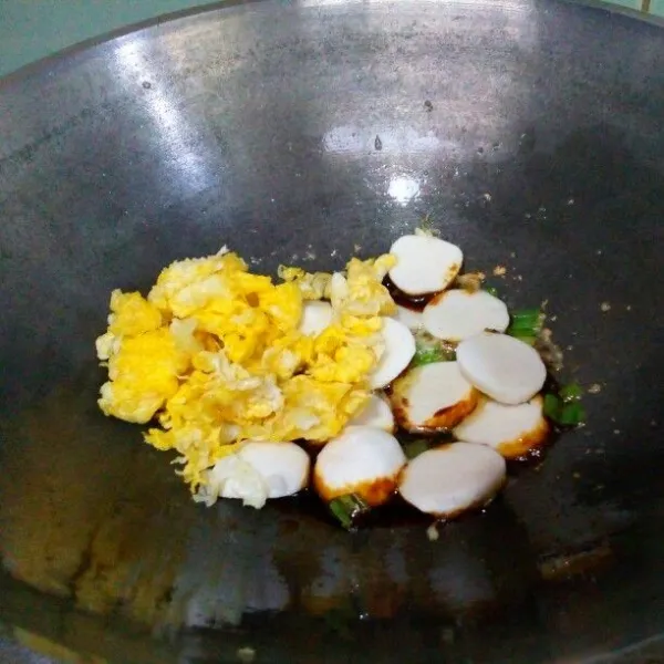 Masukkan orak arik telur & baso ikan, aduk rata.
