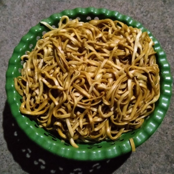 Aduk mie dg 1 sdm kecap manis + 1 sdm minyak goreng. Sisihkan.