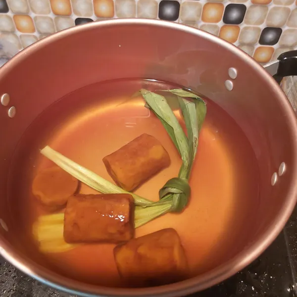 Membuat gula merah. Larutkan 300 gram gula merah dalam 900 ml air, tambahkan 3 buah daun pandan.