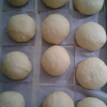 Biarkan sampai mengembang lagi, kira-kira 15 menit, jangan overproofing. Adonan memang mengembang besar, tapi setelah digoreng nanti keriput.