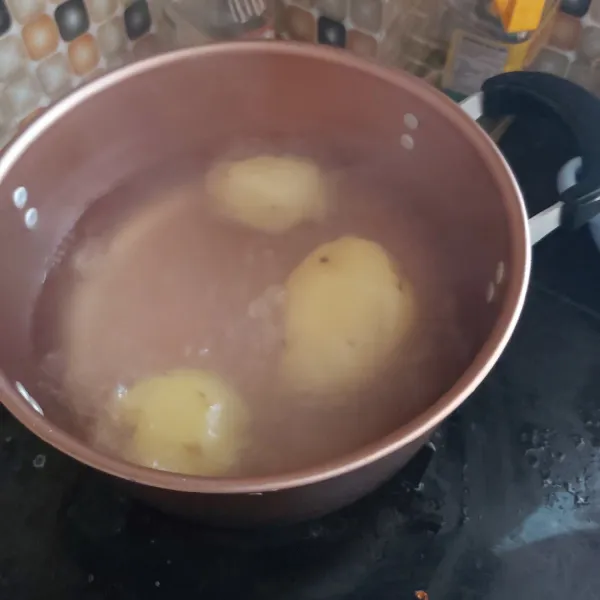 Rebus kentang sampai empuk.