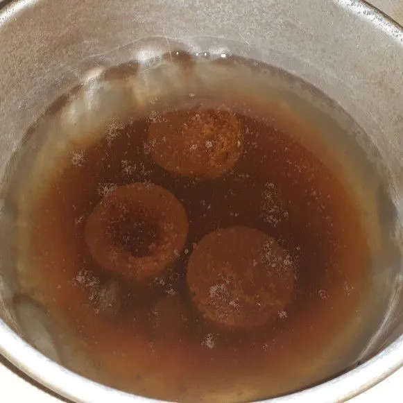Siapkan air lalu masukkan gula merah aren, asam jawa, gula dan garam.