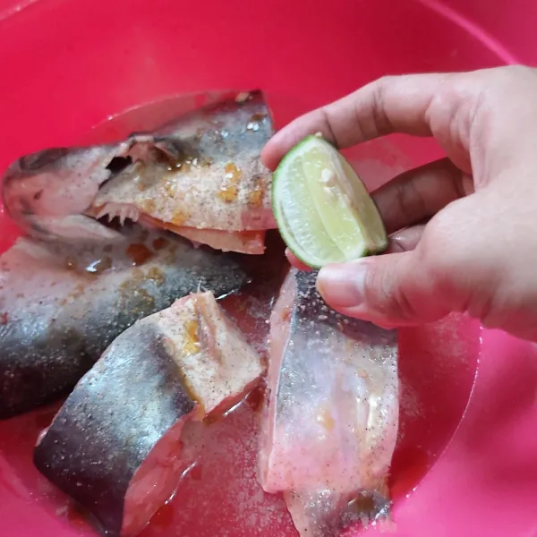 Marinasi ikan dengan jeruk nipis, minyak wijen (optional), 1sdt garam, 1sdt lada. Lalu remas-remas ikan dan diamkan 15menit.